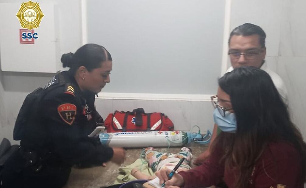 VIDEO: Policía reanima a bebé que se asfixiaba en la estación Merced del Metro CDMX. Foto: Especial