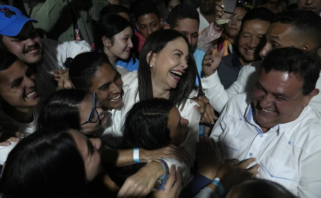 La aspirante opositora María Corina Machado festeja con sus seguidores después de escuchar los resultados que le daban como ganadora de las primarias de la oposición. Foto: AP
