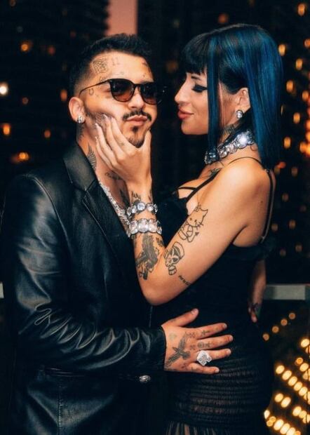 Christian Nodal comparte foto íntima con su novia Cazzu