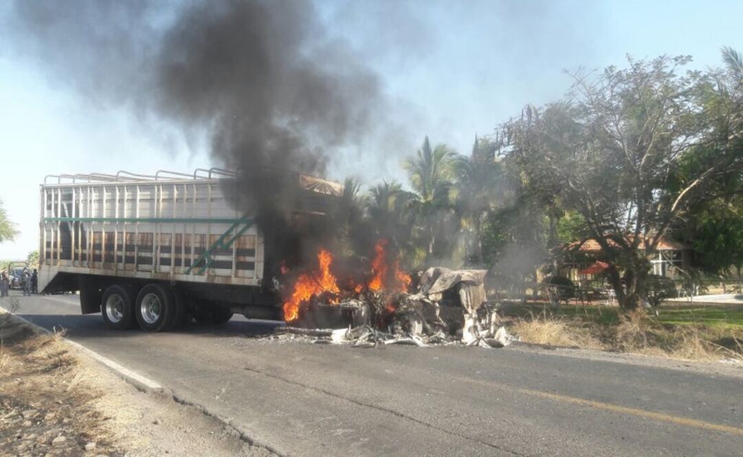 Los disturbios iniciaron minutos antes de las 6 de la tarde como una respuesta de presuntos integrantes de “Los Viagras” al dispositivo de seguridad implementado en la región (Foto: cortesía de AIVA Apatzingán)