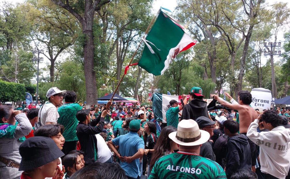 Aunque a simple vista parecían playeras alusivas a la Selección Mexicana, varias incluían frases y números asociados con personajes políticos locales. | Foto: Especial.