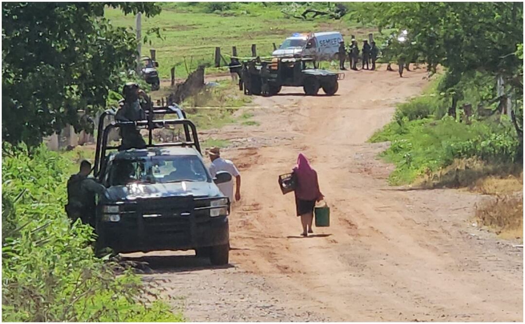 Al circular por un camino de terracería que conduce a la comunidad de Paredones, uno de los conductores de una de las unidades del ejercito, perdió el control y se precipito a una barranca. Foto: Cortesía