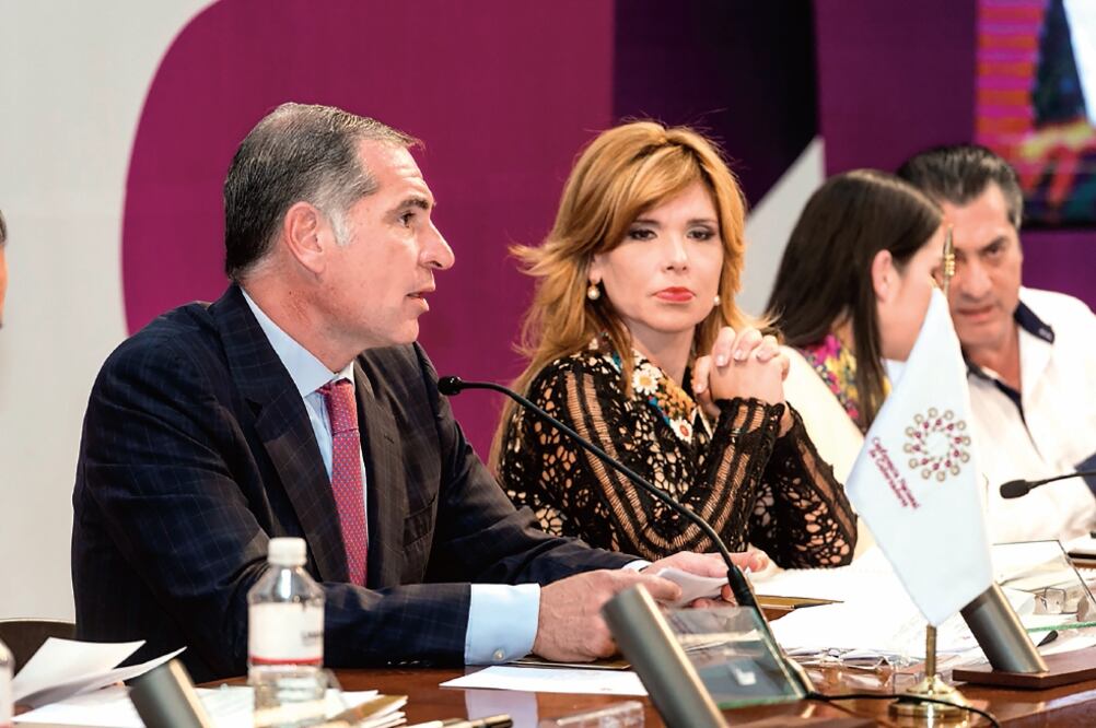 El presidente de la Conago, Gabino Cué, junto a la gobernadora de Sonora, Claud ia Pavlovich, quien es la presidenta de la Comisión de Gobiernos Abiertos (ESPECIAL)