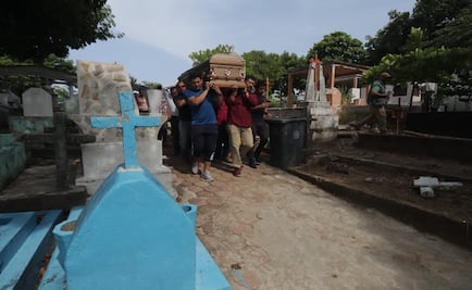 Continúan sepelios de víctimas en Coatzacoalcos; cuerpos de filipinos siguen en Semefo 