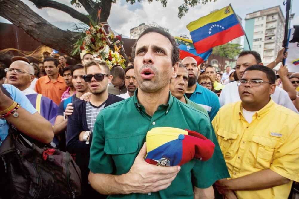 El líder opositor Henrique Capriles durante una marcha en Venezuela. (ARCHIVO EFE)