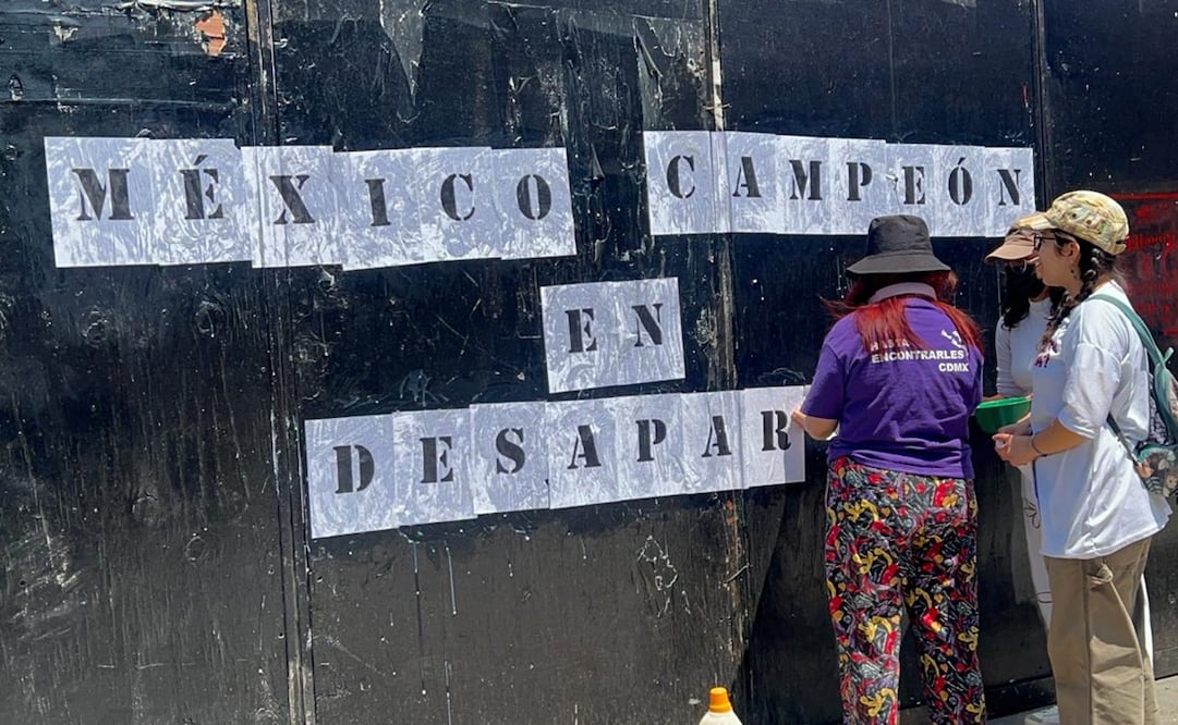 "México, campeón en desaparición" se lee afuera del Estadio Ciudad de México - Foto: Fernanda Dávalos/EL UNIVERSAL