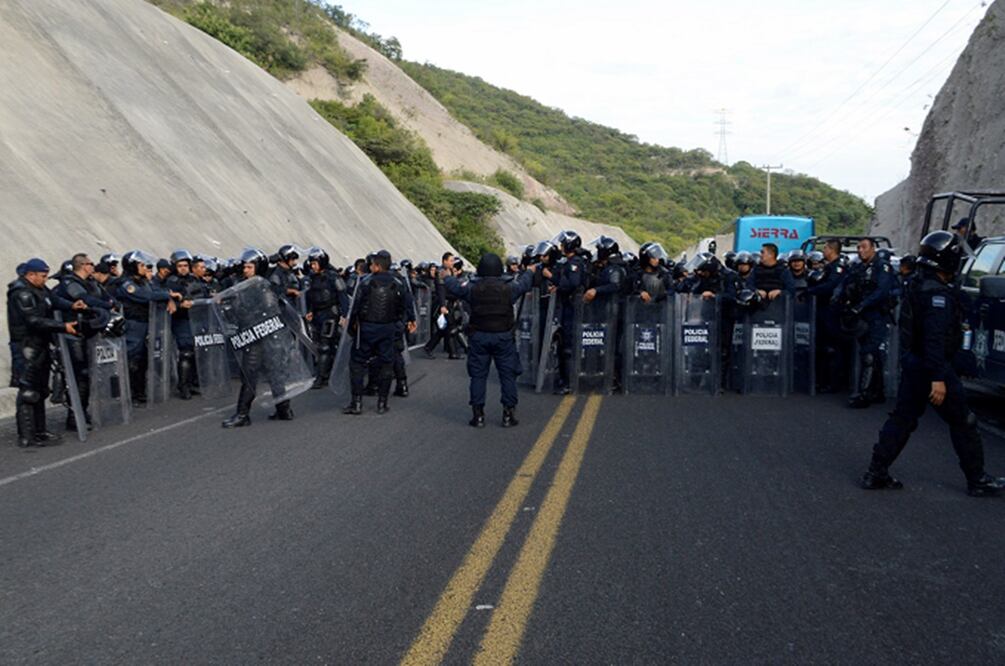 Los elementos de las policías estatal y federal participarán en los distintos filtros que se han establecido en las carreteras que vienen de Tixtla a Chilpancingo e impedir el paso a grupos movilizados (DASSAEV TÉLLEZ. EL UNIVERSAL)