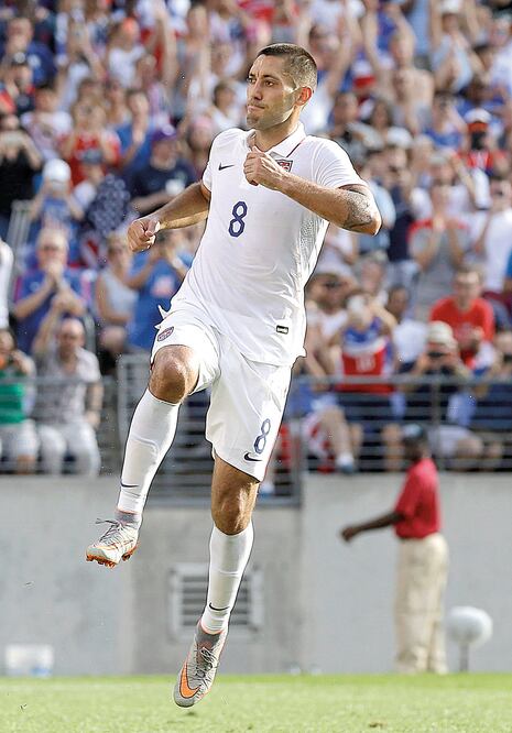 El volante ofensivo Clint Dempsey marcó en tres ocasiones a los isleños. (PATRICK SEMANSKY. AP)