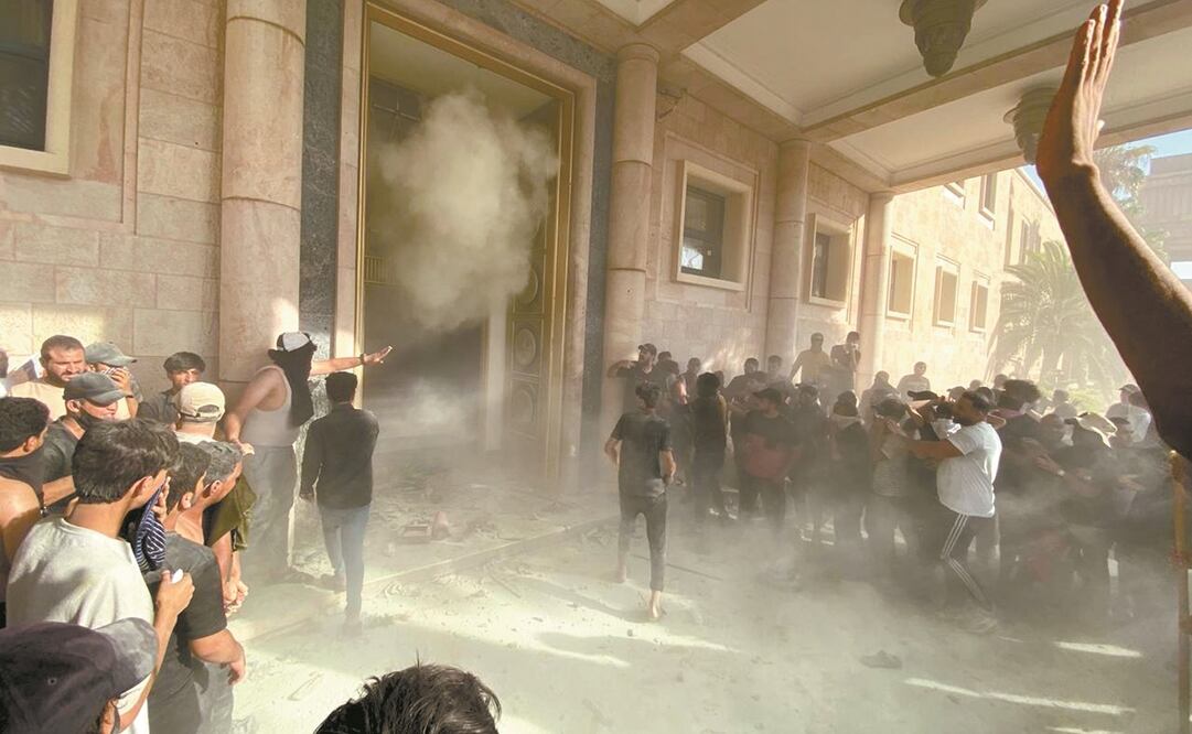 Partidarios del clérigo chiita iraquí Moqtada Sadr, jefe del movimiento sadrista, asaltaron ayer el Palacio de la República, en Bagdad.