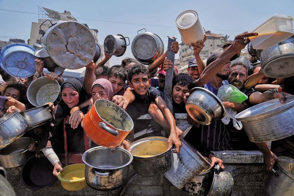 Palestinos reciben comida en el norte de Gaza el pasado 26 de julio. Foto: AP
