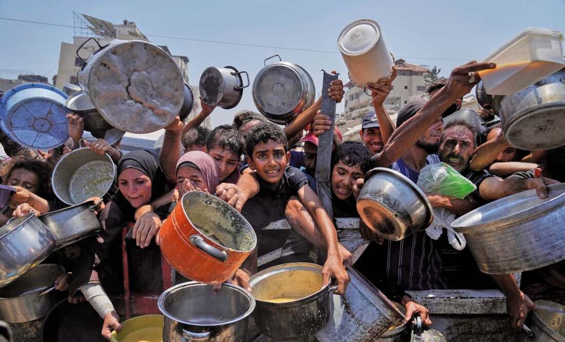 Palestinos reciben comida en el norte de Gaza el pasado 26 de julio. Foto: AP