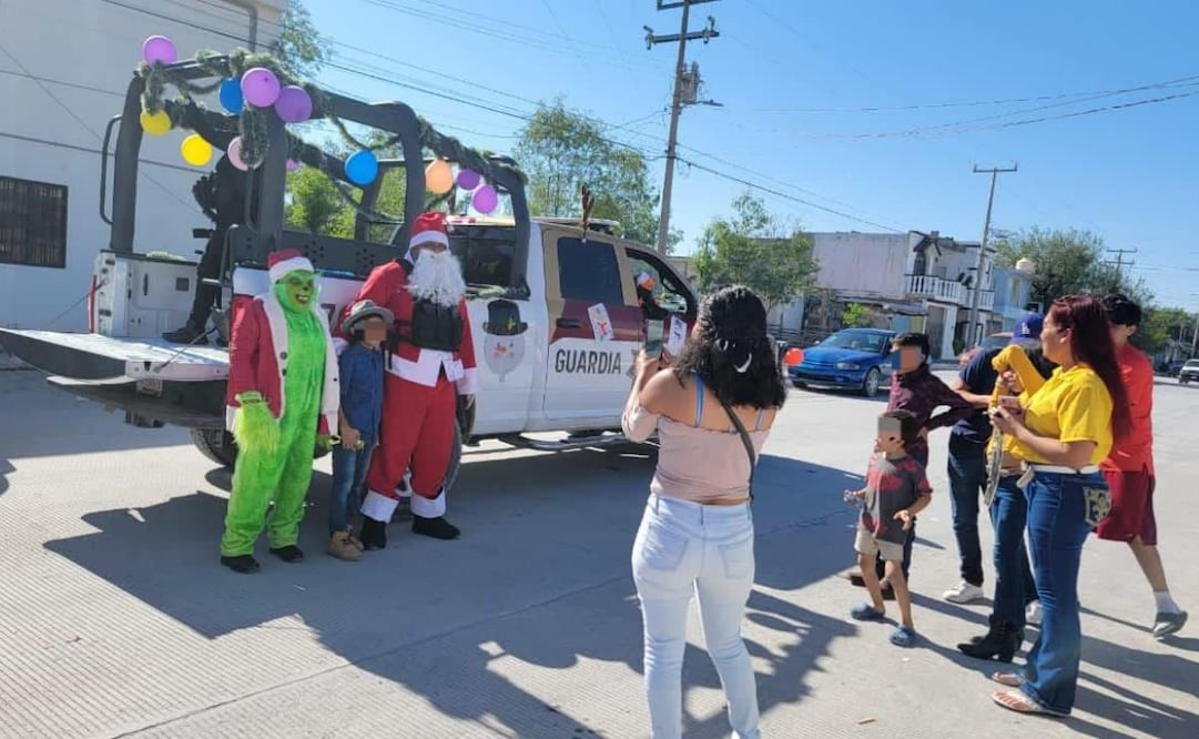 Policías de Tamaulipas llevan posadas navideñas a municipios del estado; entregan juguetes y dulces.
Foto: Especial.
