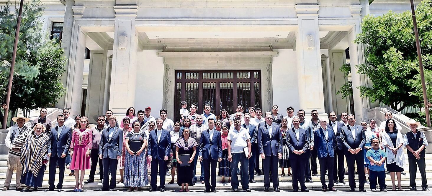 Durante la entrega del Gran Premio de Arte Popular, el presidente Enrique Peña Nieto dijo sentirse orgulloso de reunirse con los artesanos, quienes proyectan la riqueza cultural del país en sus obras (PRESIDENCIA)
