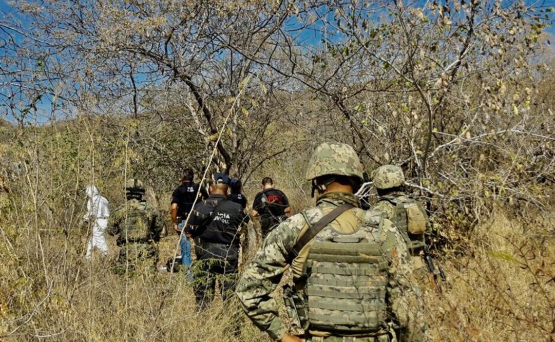 En el sitio se localizaron restos óseos, una motocicleta y distintas credenciales que están siendo analizadas. (Foto: Carlos Arrieta / EL UNIVERSAL)