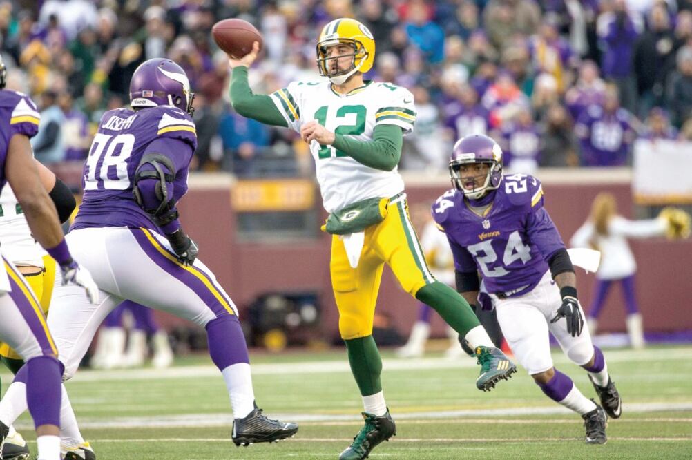 Aaron Rodgers (12) pasó para 212 yardas con un par de pases de touchdown (BRACE HEMMELGARN. USA TODAY SPORTS)