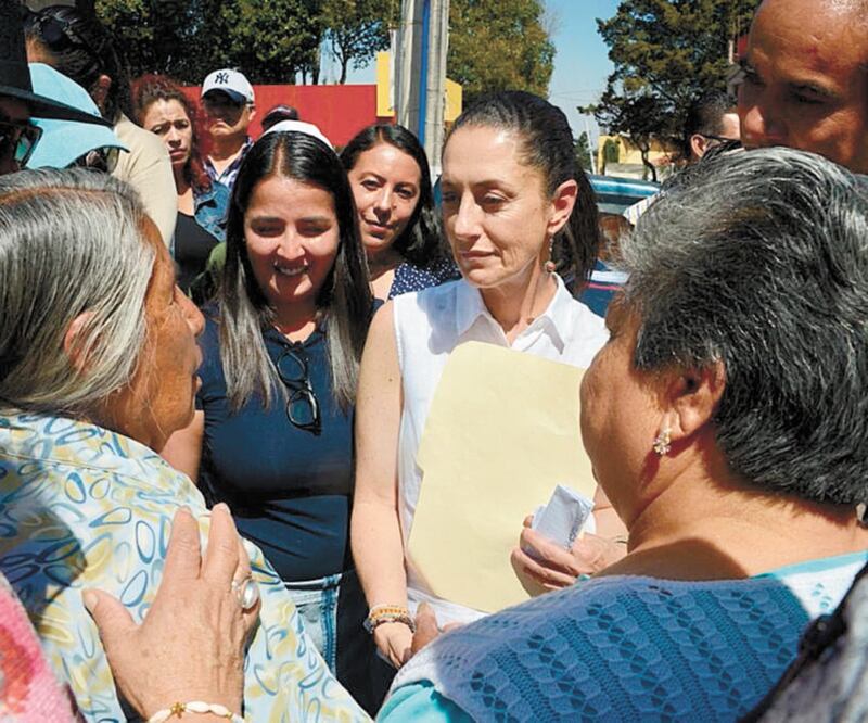 La mandataria visitó la alcaldía Magdalena Contreras donde realizó el Sábado de Tequio e inauguró la plaza del pueblo de San Nicolás Totolapan. Foto: ESPECIAL