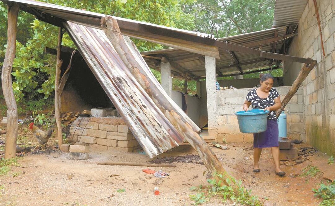 El terremoto tiró el techo de lámina de una de las casas de la comunidad de El Manantial de la Pedrera. Foto: EDWIN HERNÁNDEZ. EL UNIVERSAL