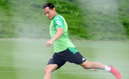 Andrés Guardado regalaba tachones a jugadoras del Betis; así recuerdan su gesto