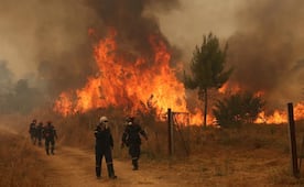 Reportan choque de helicópteros durante combate de incendio en Grecia; equipos de búsqueda y rescate se movilizan