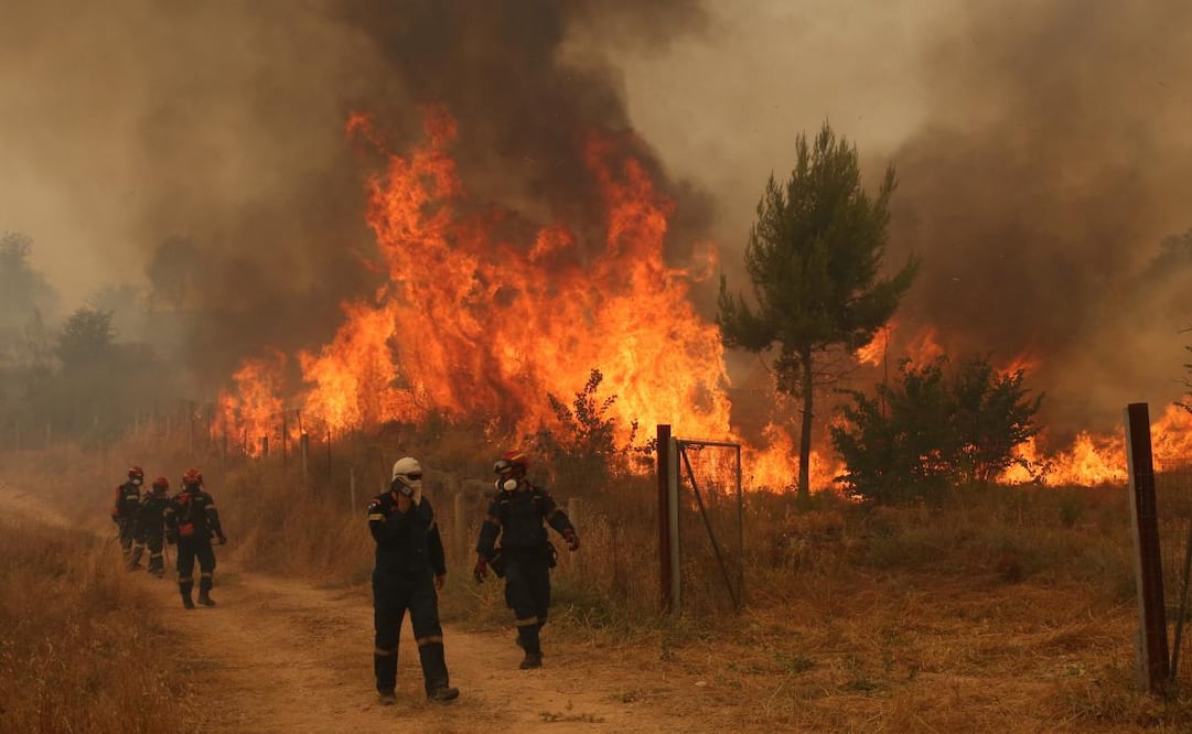 Bomberos combaten un incendio forestal en los alrededores de Mégara, en la región de Ática (Grecia), el 2 de agosto de 2026. El fuego sigue activo en la zona de Mégara —justo en el límite del área urbana— y se ha detectado un nuevo frente en el polígono industrial. Se ha vuelto a activar la alerta de emergencia 112, instando a los residentes de la zona a desplazarse hacia Mégara. Foto: EFE