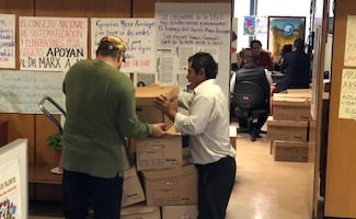 ¿Las últimas horas de Marx Arriaga en las oficinas de la SEP?; captan a colaboradores retirando artículos en cajas y "diablitos"
