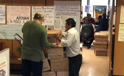 ¿Las últimas horas de Marx Arriaga en las oficinas de la SEP?; captan a colaboradores retirando artículos en cajas y "diablitos"