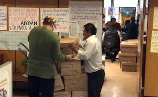 ¿Las últimas horas de Marx Arriaga en las oficinas de la SEP?; captan a colaboradores retirando artículos en cajas y "diablitos"