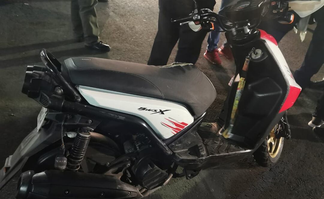 Además de los sujetos detenidos, también quedó asegurada una motoneta de color blanco. Foto: Especial