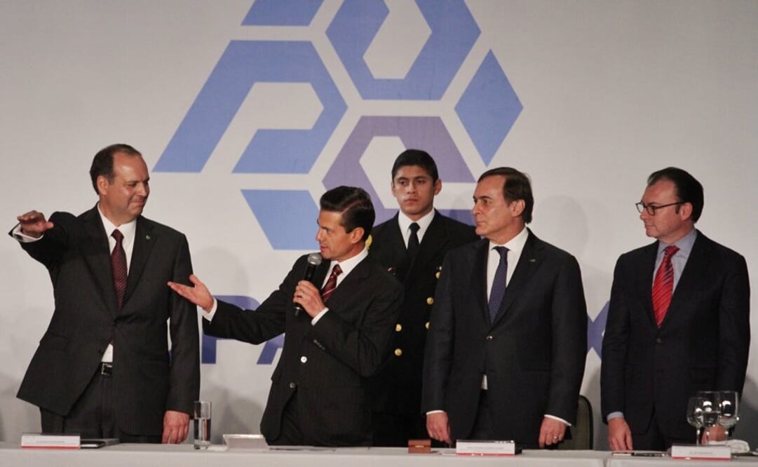 Foto: El presidente Enrique Peña Nieto tomó protesta a los miembros de COPARMEX en donde además entregó un reconocimiento especial a Juan Pablo Castañón, quien dejó el cargo recientemente y fue ocupado por Gustavo de Hoyos Walter. Foto: Cuartoscuro