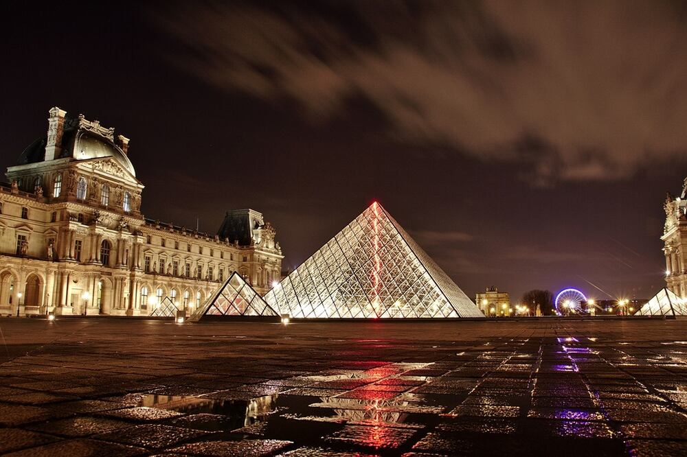 La mítica pirámide del museo de Louvre festeja 30 años desde su creación / Foto: Pixabay