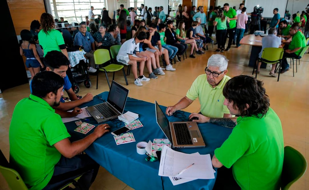 Entre las más de 220 comunas que participan en la consulta ciudadana se encuentran casi todas las capitales regionales y provinciales (Fotos: EFE)