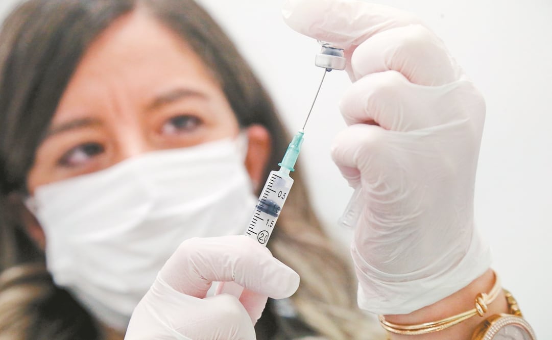 Por mal tiempo, se retrasa avión con vacunas de Pfizer