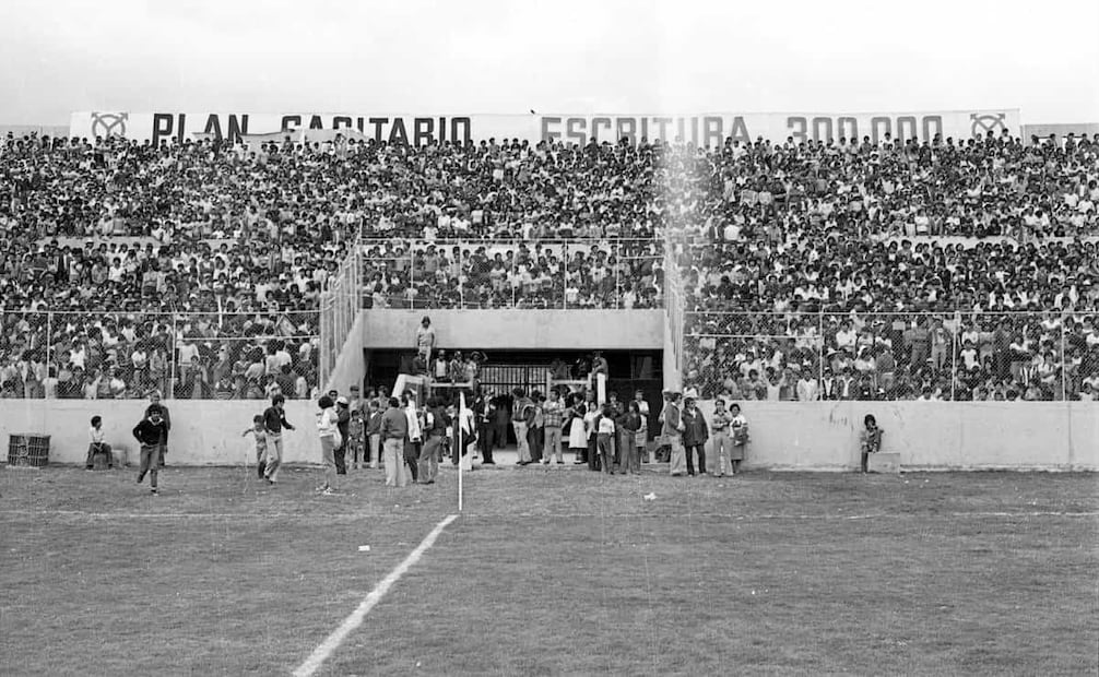 Durante la ceremonia de apertura del Estadio José López Portillo, el entonces presidente López Portillo entregó la escritura número 300 mil del Plan Sagitario de regularización de tierras. Se esperaba que él diera la patada inicial, pero abandonó el estadio con rapidez y ni siquiera presenció el partido. Foto: Archivo EL UNIVERSAL.