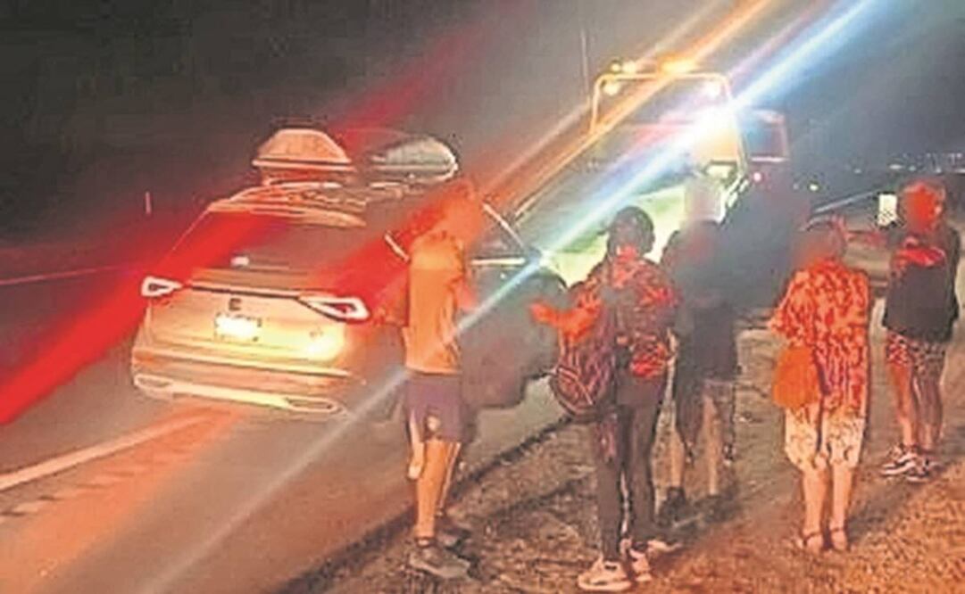 Elementos de la Guardia Nacional apoyaron a la familia, mientras que una grúa se llevó el vehículo a Tulancingo. Foto: Especial