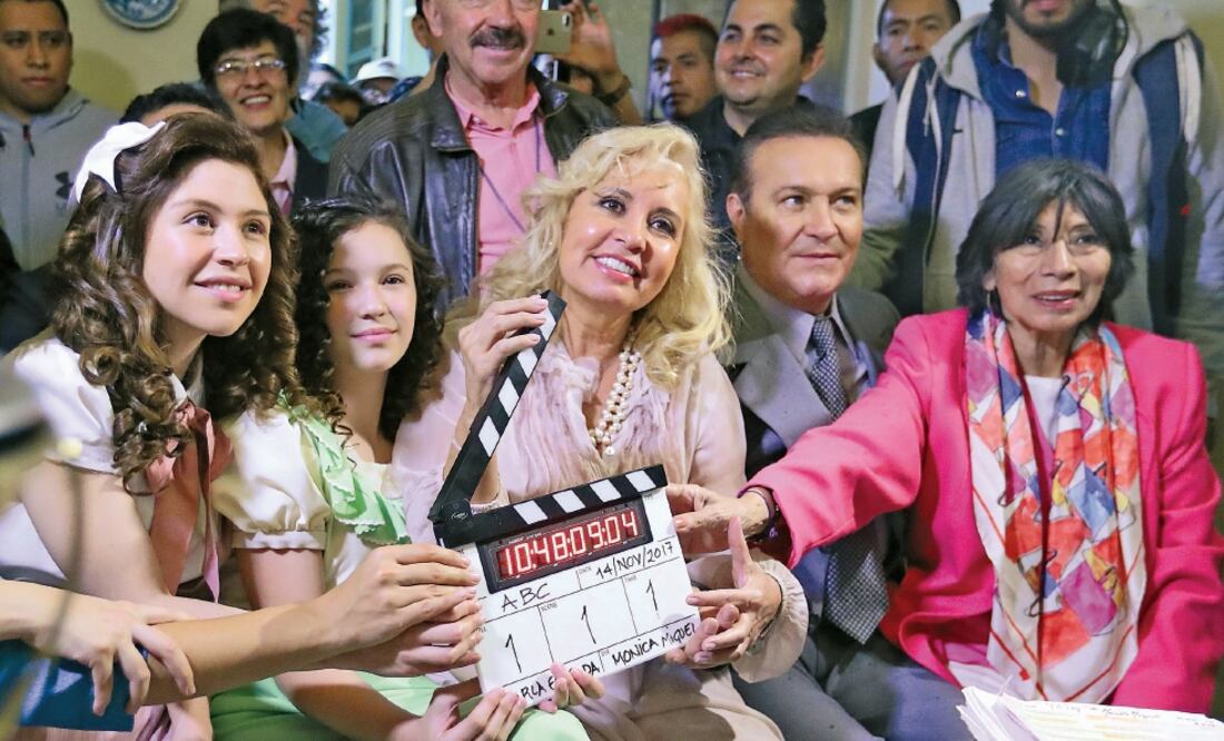 Mía Rubín y Nicole Vale (izquierda) con la productora y Arturo Peniche, en el claquetazo (ARIEL OJEDA. EL UNIVERSAL)