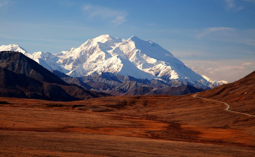 Alaska tiene la montaña más alta de Estados Unidos: Denali, con seis mil 190 metros sobre el nivel del mar. Foto: iStock
