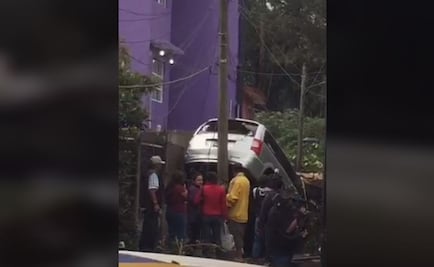 Tratan de "desenterrar" autos en Xochimilco tras lluvia