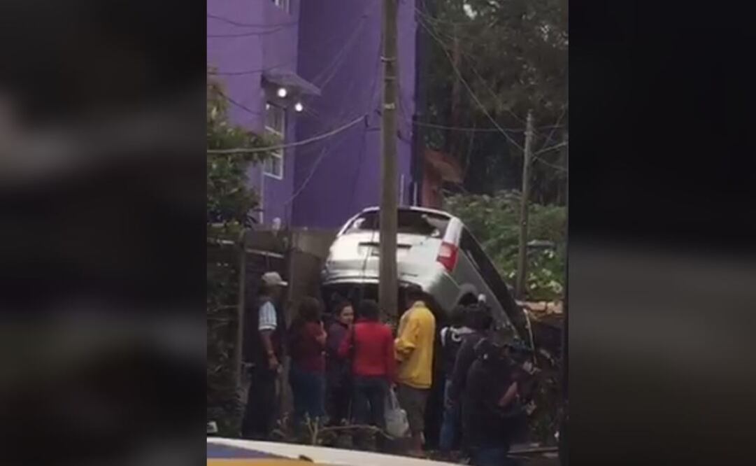Tratan de "desenterrar" autos en Xochimilco tras lluvia
