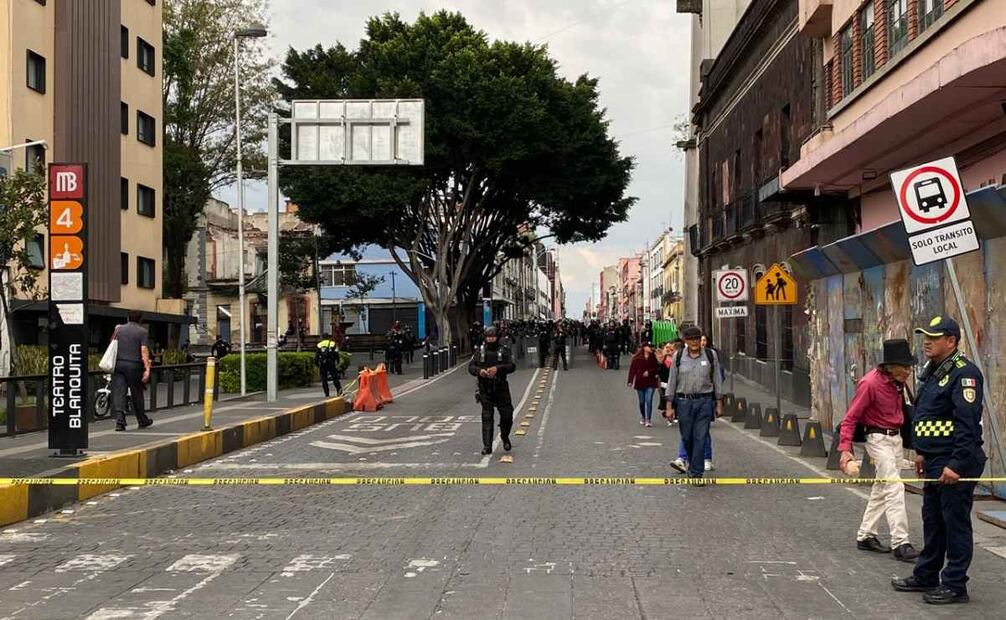 Todas las calles que convergen al Eje Central están custodiadas por policías de la SSC CDMX durante la marcha del 2 de octubre de este jueves. Foto: Valente Rosas/ EL UNIVERSAL