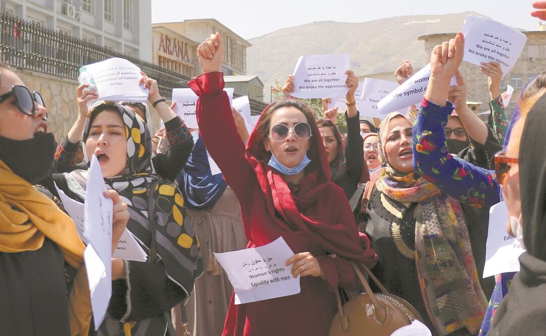 Decenas de mujeres se manifestaron ayer en Kabul para exigir sus derechos bajo el gobierno de los talibanes. Foto: Wali Sabawoon. AP