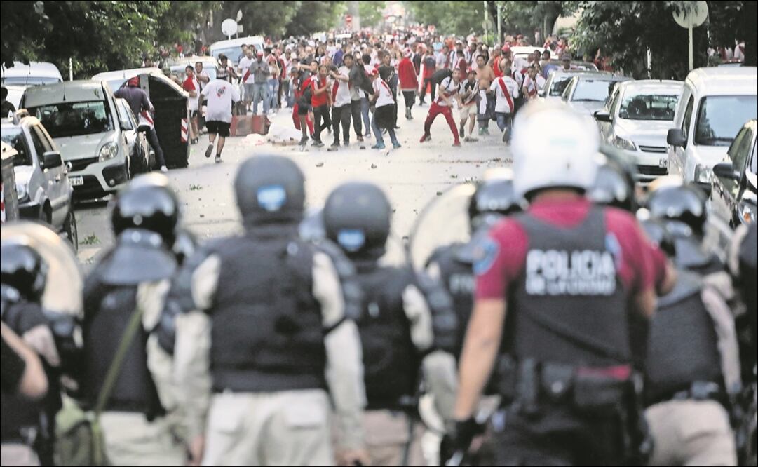 Enfrentamientos entre policías y aficionados de River Plate. Foto: Reuters