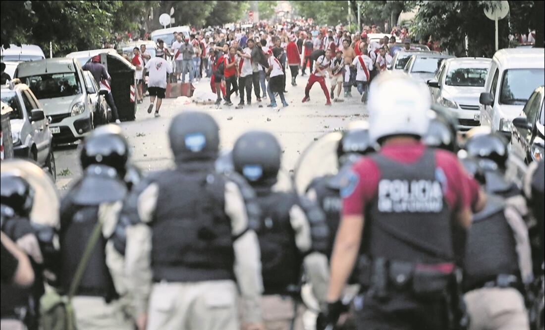 Enfrentamientos entre policías y aficionados de River Plate. Foto: Reuters
