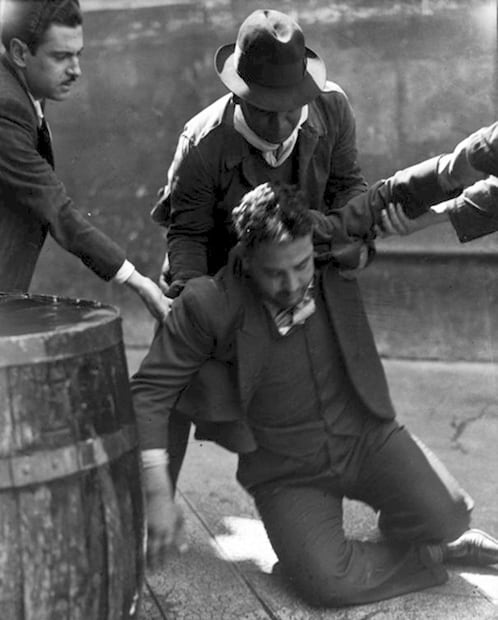 Hombre alcoholizado, años 30. De acuerdo con DENUE 2025, para el segundo trimestre de 2024, en todo el país se registraron más de 31 mil centros nocturnos, bares y cantinas. En 2019, la CDMX acumuló mil establecimientos. Foto: Mediateca INAH