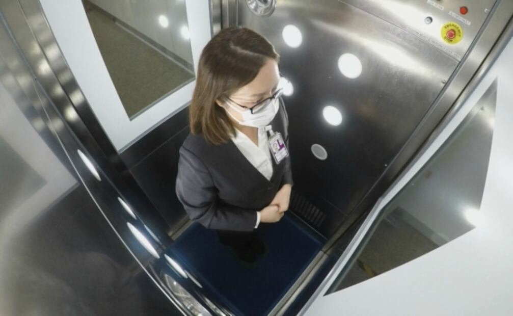 Aeropuerto prueba cabinas desinfectantes y robots para combatir Covid-19