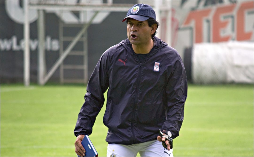 José Cardozo, técnico de las Chivas no se aguantó más. Foto: Imago 7