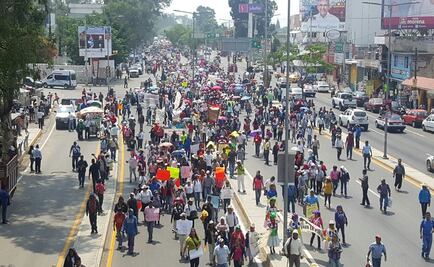 Marchan padres de familia contra reforma educativa en Oaxaca
