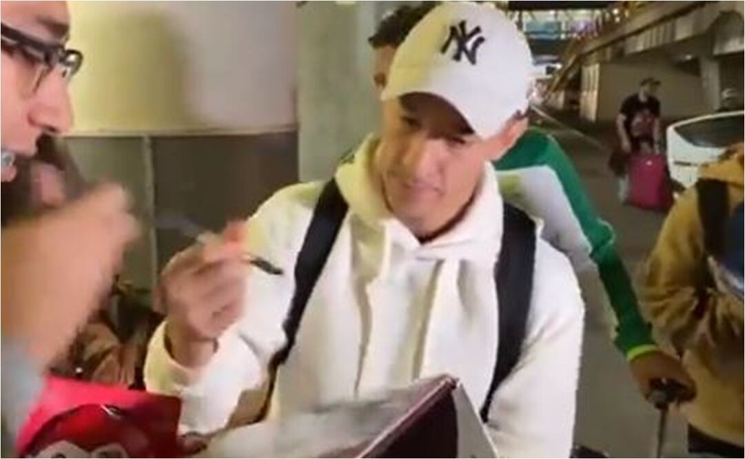 Andrés Guardado en el aeropuerto de la Ciudad de México. FOTO: Especial