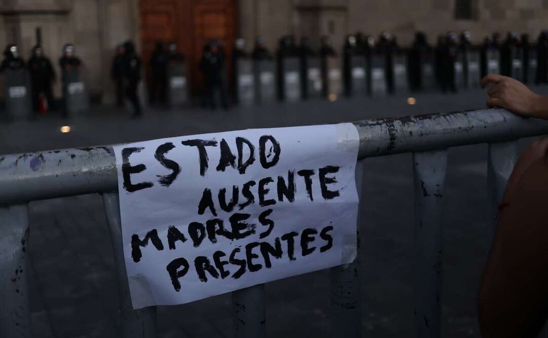 Manifestantes por Teuchitlán quitan vallas de Palacio Nacional. Foto: Fernanda Rojas/EL UNIVERSAL