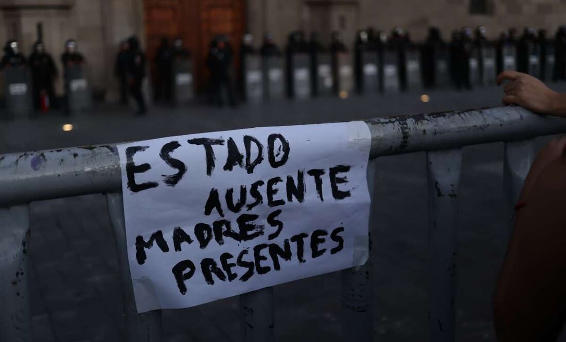 Manifestantes por Teuchitlán quitan vallas de Palacio Nacional. Foto: Fernanda Rojas/EL UNIVERSAL