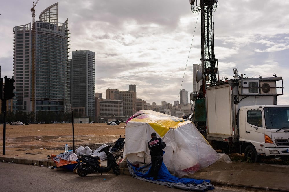 Desplazados acomodan su tienda de campaña en Beirut. El ejército de Israel ha lanzado una ola de ataque sen la capital de Líbano, en contra del movimiento chiita proiraní Hezbolá. FOTO: DIMITAR DILKOFF. AFP